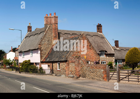 Royaume-uni, Angleterre, Norfolk, Bacton, Broomholm village, jolie chaumière peint rose pastel Banque D'Images