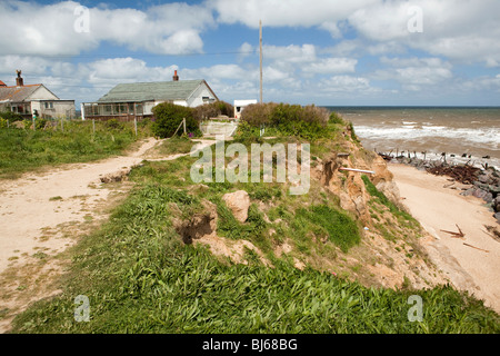 Royaume-uni, Angleterre, Norfolk, Happisburgh, à défaut les défenses de l'érosion côtière menace clifftop immobilier Banque D'Images