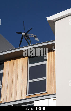 Éoliennes sur haut de nouvelle construction d'immeuble d'appartements et appartements Banque D'Images