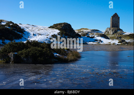 Tour de Smailholm et loch dans les Scottish Borders près de Kelso Banque D'Images