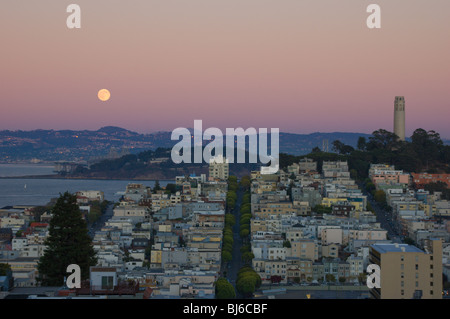 La Coit Tower et de Telegraph Hill, San Francisco, avec la pleine lune qui s'élève au-dessus de la baie de San Francisco Banque D'Images