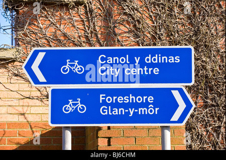 Langue Bilingue Anglais gallois panneaux bleus pour la piste cyclable du centre-ville d'estran à Swansea, Pays de Galles, Royaume-Uni Banque D'Images