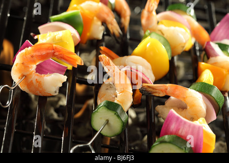 Brochettes de crevettes et de légumes cuisson sur grill Banque D'Images
