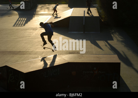 Les adolescents dans un skatepark, Bolzano, Italie Banque D'Images