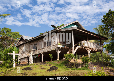 L'Indonésie, Sulawesi, l'île de buton, Labundo Bundo maison de village en bois substantielle Banque D'Images