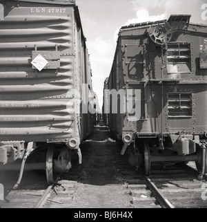 Fort de voitures stationnées côte à côte sur les voies en centre-ville de Philadelphie. 1950 Transport train rail Banque D'Images