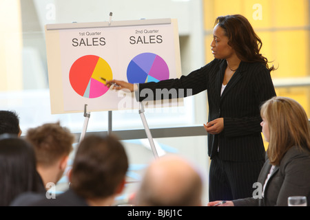 Business Woman giving presentation Banque D'Images