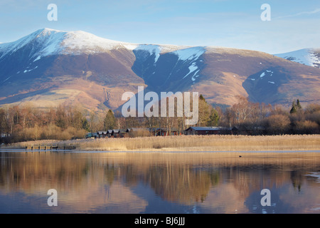 Une vue d'hiver sur Derwentwater à jusqu'à Las Vegas, Parc National de Lake District, Cumbria Banque D'Images