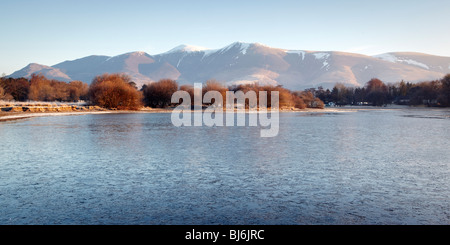 Une vue d'hiver sur Derwentwater à jusqu'à Las Vegas, Parc National de Lake District, Cumbria Banque D'Images