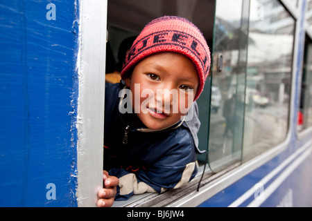 Garçon sur le Darjeeling Himalayan Railway train jouet en Inde Darjeeling Banque D'Images