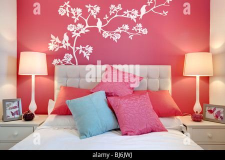 Cette élégante chambre moderne avec wall mural et coussins Banque D'Images