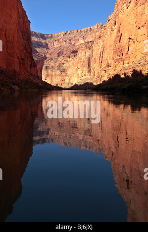 Le Canyon Marble reflets dans le fleuve Colorado à Grand Canyon Banque D'Images