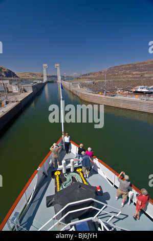 Petit bateau de croisière à travers les têtes de John Day verrous sur le fleuve Columbia dans l'Oregon Banque D'Images