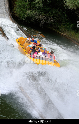 Grand splash au Parc Astérix, France. Banque D'Images