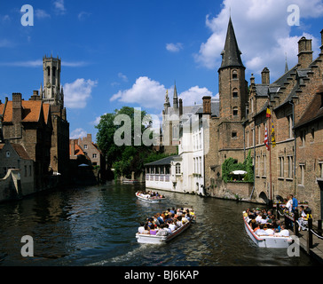 BRUGES - Rozenhoedkaai et le Beffroi avec des bateaux d'excursion Banque D'Images