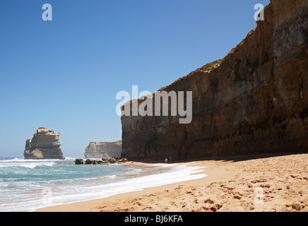 L'un des douze apôtres vu de la plage à Port Campbell, Étapes Gibson National Park, Victoria Australie Banque D'Images