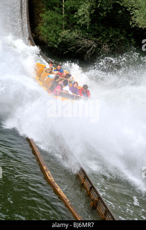 Grand splash au Parc Astérix, France. Banque D'Images