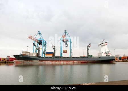 Maintenez le déchargement des navires grues Banque D'Images