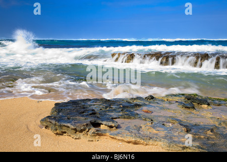 Les vagues frapper la côte nord de l'Île Oahu à Hawaii Banque D'Images