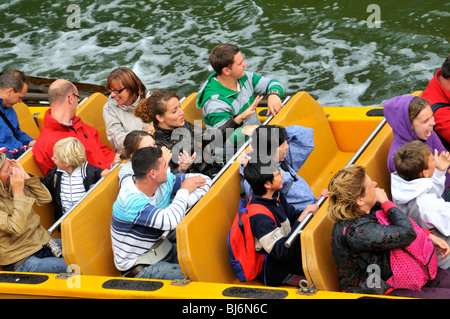 Grand splash au Parc Astérix, France. Banque D'Images