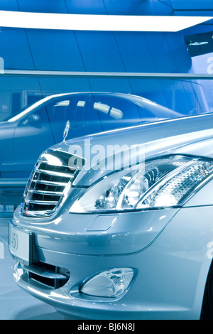 Avant, vue latérale d'une voiture de luxe et son reflet dans le verre, le concessionnaire Mercedes Benz Stuttgart, Allemagne Banque D'Images