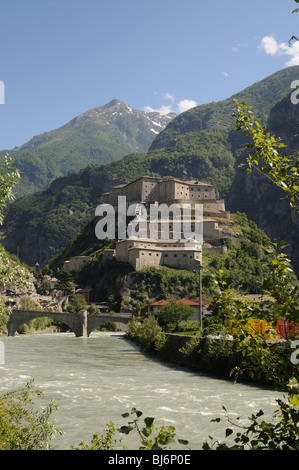 Forte di Bard Château Forteresse Castello dans la vallée d'Aoste Italie avec des montagnes en arrière-plan et la Doire Baltée Banque D'Images