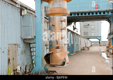 L'équipement pour le déchargement du grain en vrac à partir de navires détiennent au grain terminal port Banque D'Images