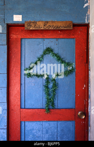 De simples guirlandes décoration d'arbre de Noël sur la porte de la cabane rustique en bois près de Boquete, Chiriqui, Panama Banque D'Images