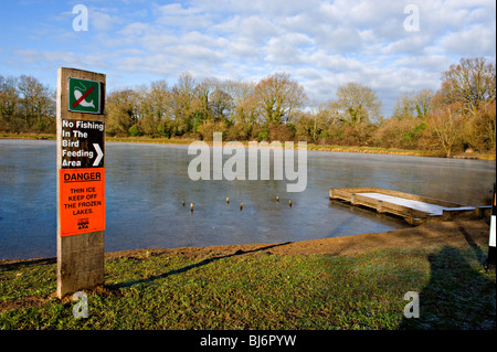 Barden Lake, Tonbridge, Kent, Angleterre en winter sunshine Banque D'Images