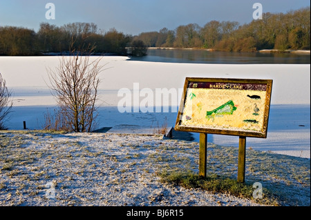 Barden Lake, Tonbridge, Kent, Angleterre en winter sunshine Banque D'Images