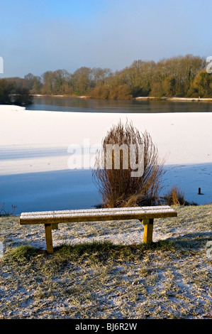 Frozen Barden Lake, Tonbridge, Kent, Angleterre en winter sunshine Banque D'Images