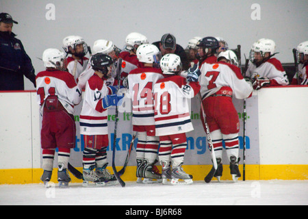 L'équipe de hockey de garçons de 10 ans reçu des instructions de l'entraîneur à la fin de la période. St Paul Minnesota USA Banque D'Images