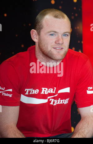 Wayne Rooney avec la Coupe du Monde de la fifa, Earls Court 2, Londres, Angleterre - 11 mars 2010 Banque D'Images