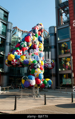 Canal 4 bâtiment dans Horseferry Road avec l'installation 'Shelter' par Stephanie Imbeau, London, UK Banque D'Images