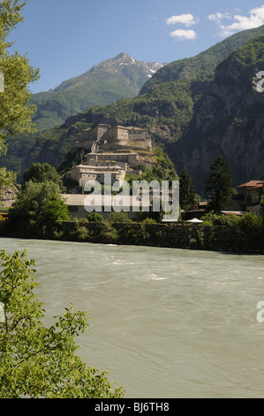 Forte di Bard Château Forteresse Castello dans la vallée d'Aoste Italie avec des montagnes en arrière-plan et la Doire Baltée Banque D'Images