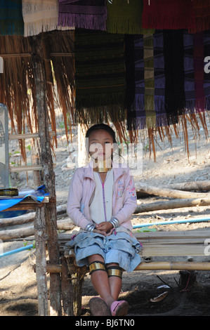 Un enfant de la tribu Karen pose pour les touristes dans un village où ses habitants vivent maintenant près de Chiang Mai. Banque D'Images