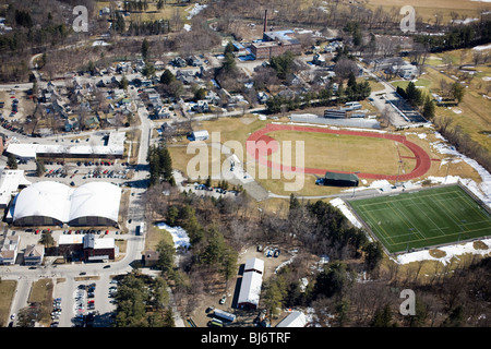 Vue aérienne de Williams College campus montrant field house, terrains de jeux et la voie. Banque D'Images