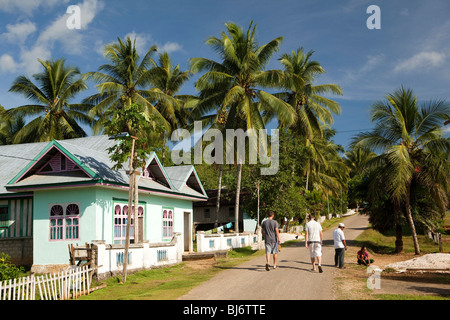 L'Indonésie, Sulawesi, buton, Labundo Bundo, Opération bénévoles Wallacea walking up route de village Banque D'Images