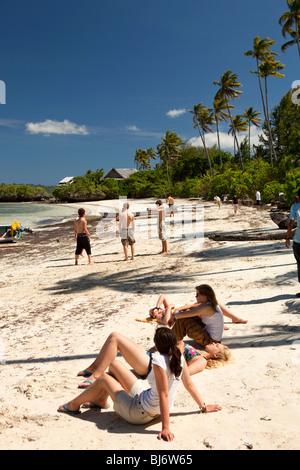 L'Indonésie, Sulawesi, Île Hoga, fonctionnement, Wallacea bénévoles détente sur la plage Banque D'Images