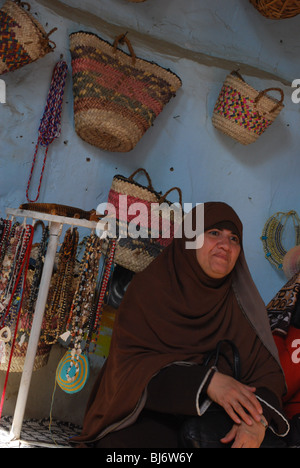 Les femmes musulmanes dans une boutique dans un village nubien sur le Nil près d'Assouan, Egypte, l'Afrique. Banque D'Images