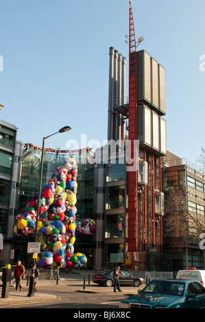 Canal 4 bâtiment dans Horseferry Road avec l'installation 'Shelter' par Stephanie Imbeau, London, UK Banque D'Images