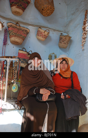 Les femmes musulmanes dans une boutique dans un village nubien sur le Nil près d'Assouan, Egypte, l'Afrique. Banque D'Images