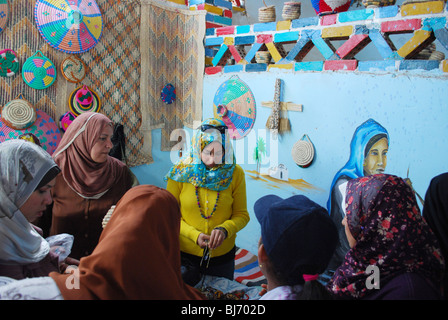 Les femmes musulmanes dans une boutique dans un village nubien sur le Nil près d'Assouan, Egypte, l'Afrique. Banque D'Images