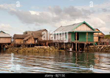 L'Indonésie, Sulawesi, Parc National de Wakatobi, Kaledupa, Sampela est (de l'île Sea Gypsy village houses Banque D'Images