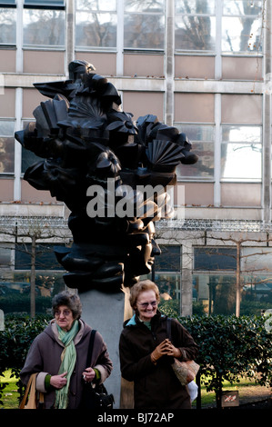Deux femmes et la sculpture de Henry Purcell, Christchurch Road, Kensington, London, UK Banque D'Images