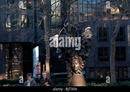 Deux femmes et la sculpture de Henry Purcell, Christchurch Road, Kensington, London, UK Banque D'Images