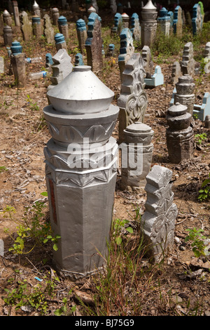 L'Indonésie, Sulawesi, Sidereng cimetière musulman, pierres tombales en forme de pied inhabituel Banque D'Images