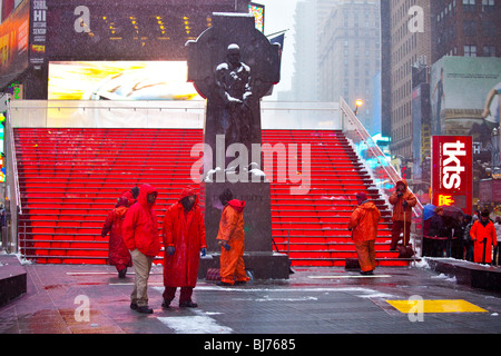 Équipe de nettoyage de la neige à Times Square, New York City Banque D'Images