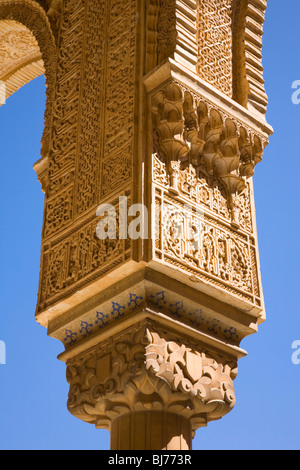 Grenade, Andalousie, espagne. Décorées de façon complexe dans la colonne du Patio de los Arrayanes, l'Alhambra. Banque D'Images