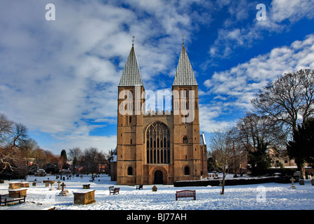 Hiver Neige Southwell Minster Southwell Nottinghamshire village East Midlands, Angleterre Banque D'Images